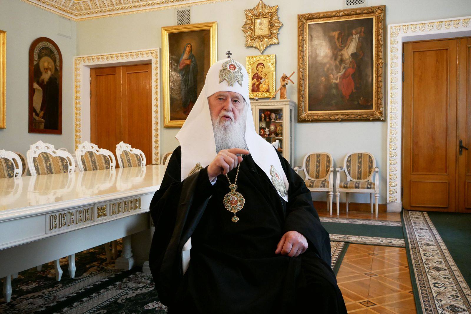 Митрополит Макарий имеет в Львовской епархии 300 приходов, вот они и останутся с ним, но уже в составе Украинской Православной Церкви