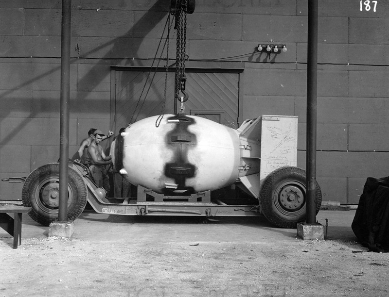 «Малыша» загружают в бомбовый люк бомбардировщика «Б-29» (Enola Gay), что cкинув атомную бомбу на Хиросиму
