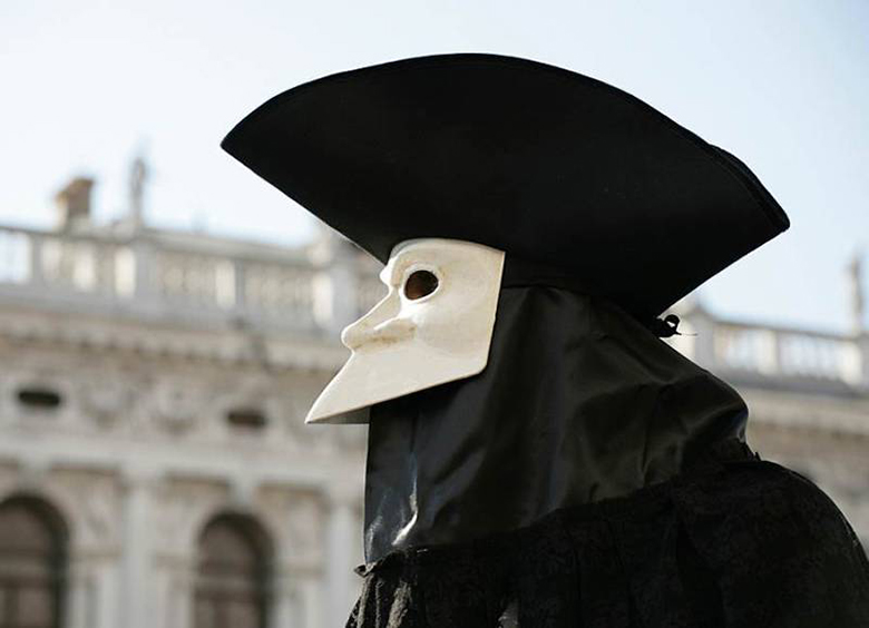 дизайнерская маска   Маска Баута В ​​XVIII веке такие маски надевали знатные мужчины для анонимного «хождение в народ»   Маска Коломбины: полумаска, предназначена для женщин, которые не хотели, чтобы их прекрасное лицо было закрыто полностью   Чумовая маска - одна из самых причудливых и известных венецианских масок