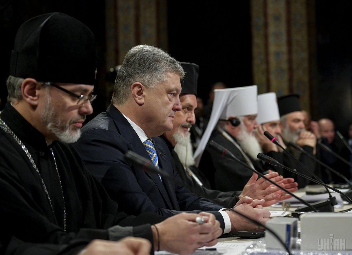 Также президент Петр Порошенко подчеркнул, что выступает категорически против вмешательства светской власти в вопросы передачи монастырей в связи с созданием единой поместной церкви