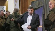 В тот же день в Донецке все почести были приведены к присяге Александром Захарченко, который выиграл псевдо-выборы лидера самопровозглашенной Донецкой народной республики - одного из двух сепаратистских творений на востоке Украины